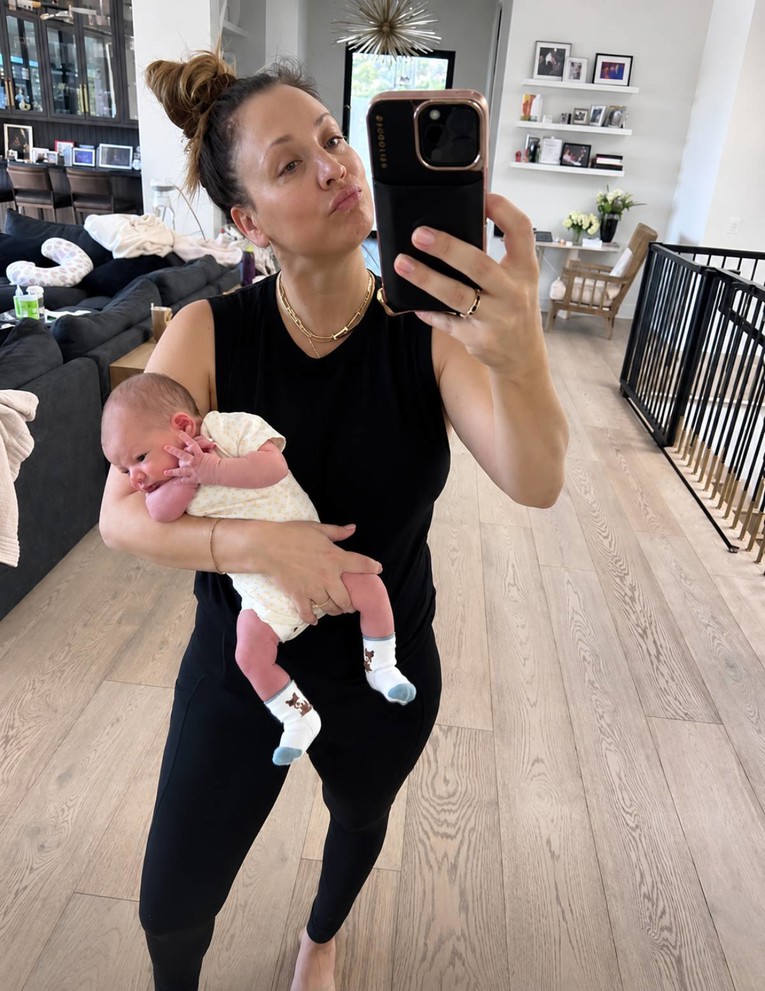 Kaley Cuoco pokazala kako izgleda život s dvije kćeri, objavila obiteljske fotke
