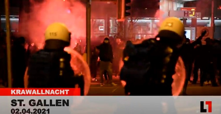 Švicarska policija gumenim mecima i suzavcem tjerala prosvjednike protiv korona-mjera