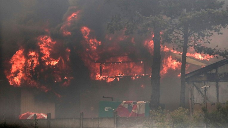 Požari u Čileu prijete naseljima, sve je više poginulih. Život izgubila 51 osoba