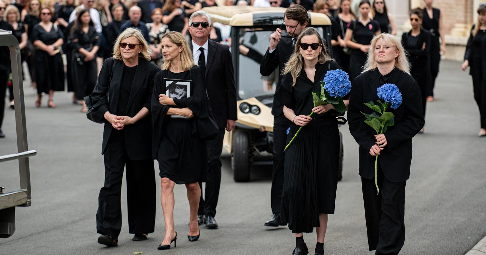 Prijatelji i obitelj na Mirogoju se oprostili od redatelja Zrinka Ogreste