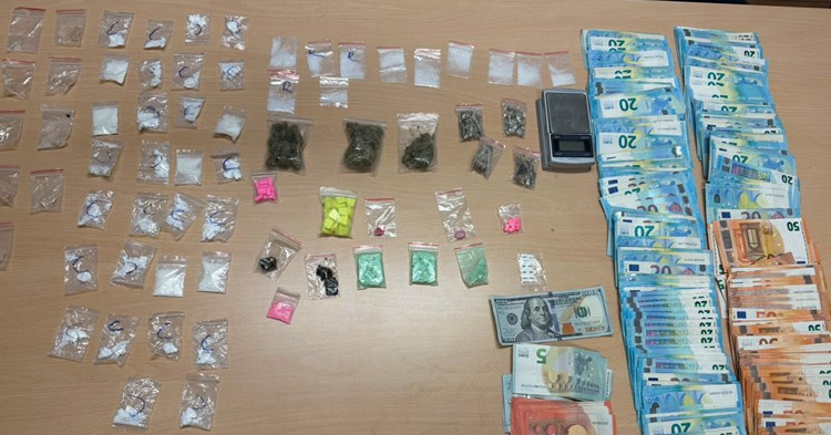Policija kod Grka u Tisnom pronašla hrpu droge i novca