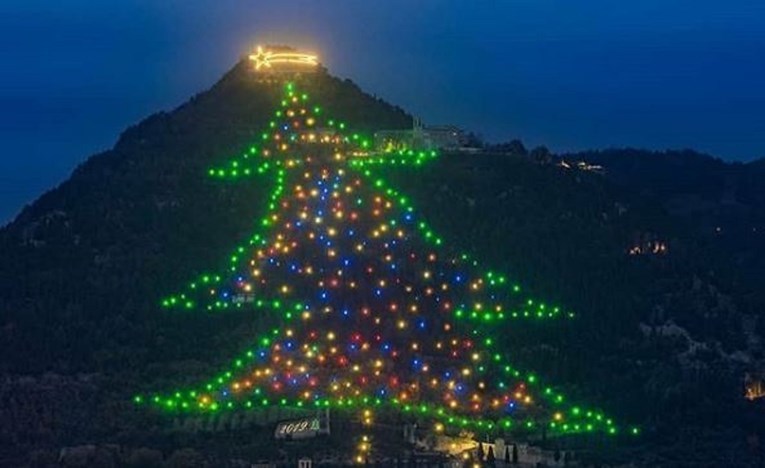 Božićna atrakcija: Talijanski gradić ima najveće božićno drvce na svijetu