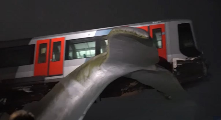 VIDEO Bizarna nesreća u Rotterdamu, tramvaj završio na golemoj skulpturi