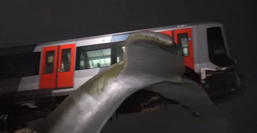 VIDEO Bizarna nesreća u Rotterdamu, tramvaj završio na golemoj skulpturi