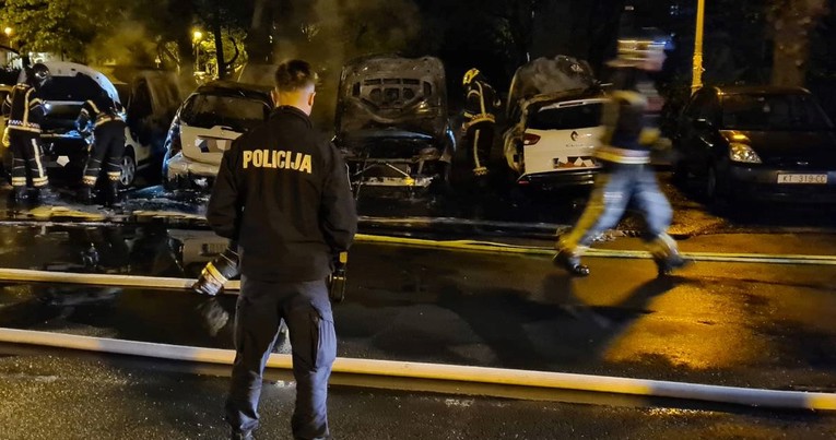 FOTO U Novom Zagrebu sinoć izgorjelo pet automobila