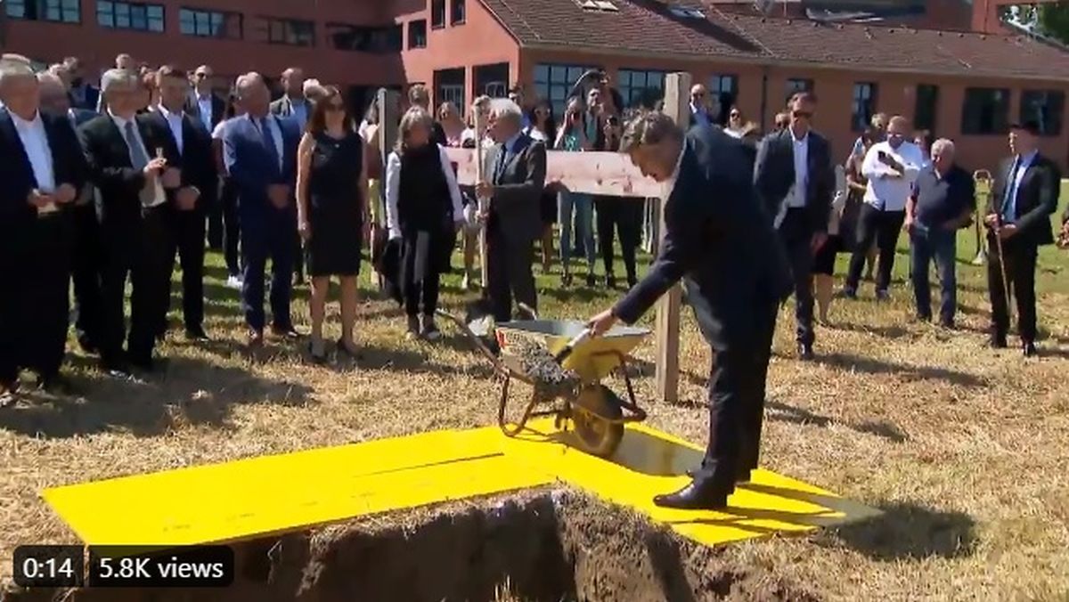 Plenković uz muziku puhačkog orkestra položio kamen temeljac. Snimka je tragikomična