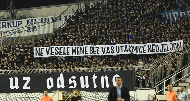 BBB preko kaveza na Poljudu raširili transparent i poruku zatočenima u Grčkoj