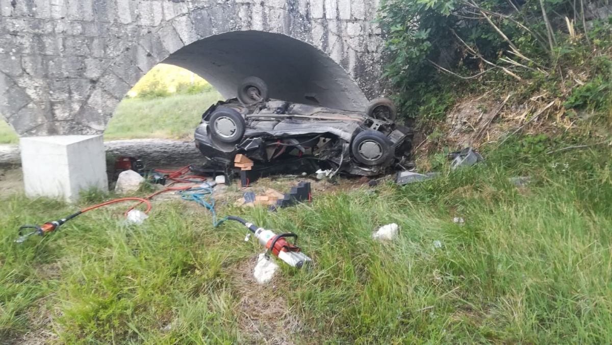 Auto u Dalmaciji pao s mosta i prevrnuo se, mladić je teško ozlijeđen