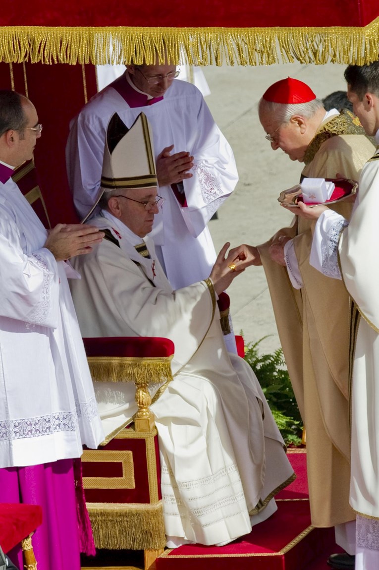 Zašto se prsten pape Franje mora uništiti nakon njegove smrti?