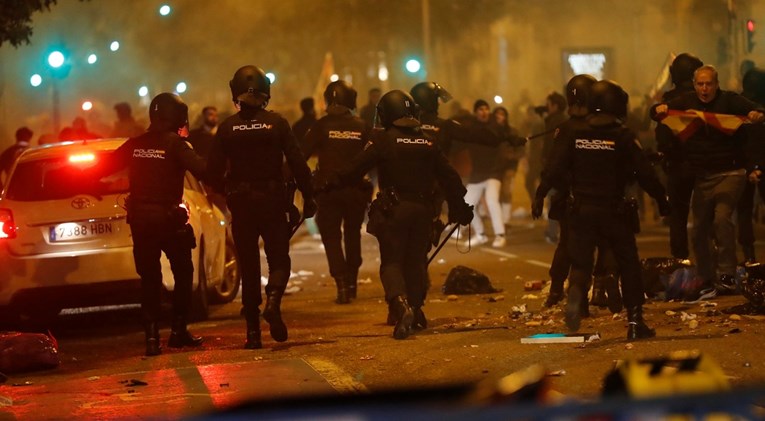 Španjolska policija dimnim bombama i gumenim mecima rastjerala prosvjednike u Madridu