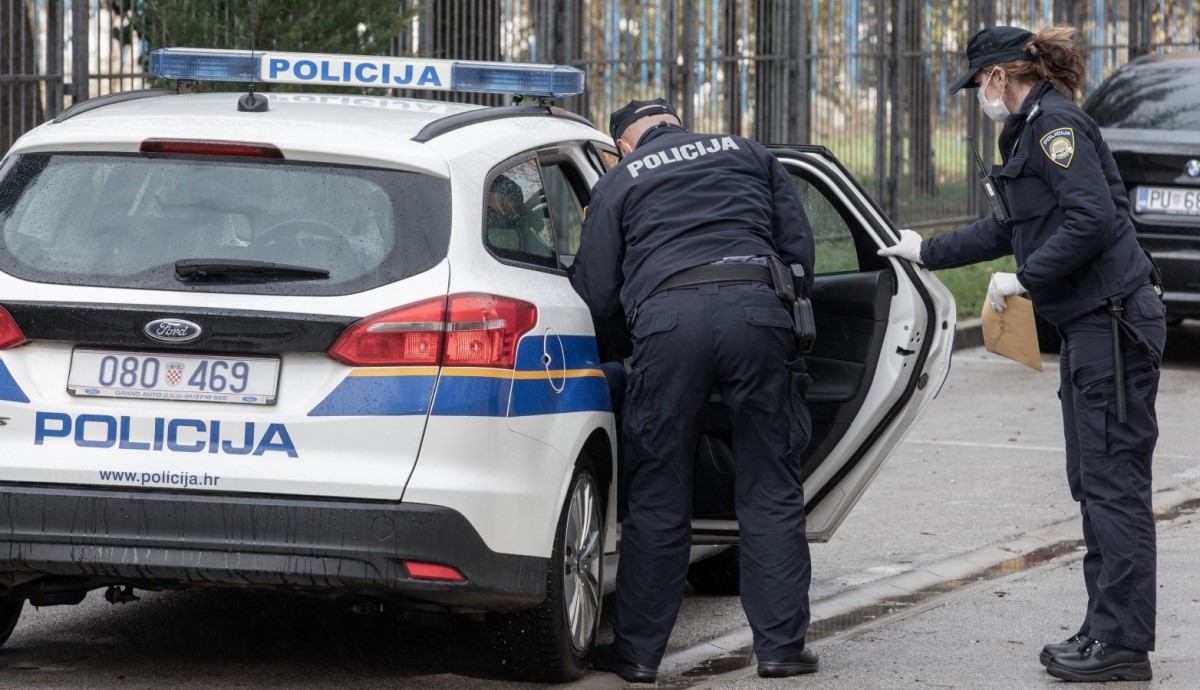 U Puli držao ženu zatočenu u sobi i elektrošokerom ozlijedio policajce