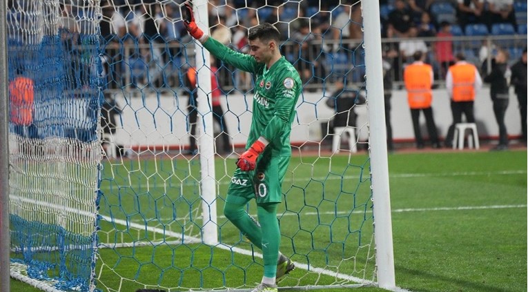 Livaković je primio šest golova, ali i oduševio navijače Fenerbahčea