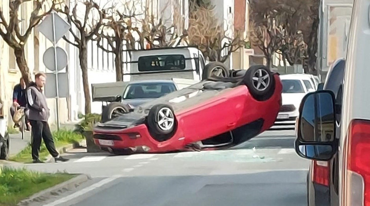 Nesreća u centru Bjelovara. Auto mlade vozačice završio na krovu