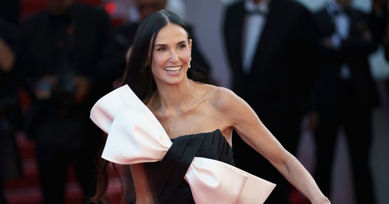 Demi Moore (61) napadaju jer nosi dekolte do pupka: "Baba hoće biti djevojka"