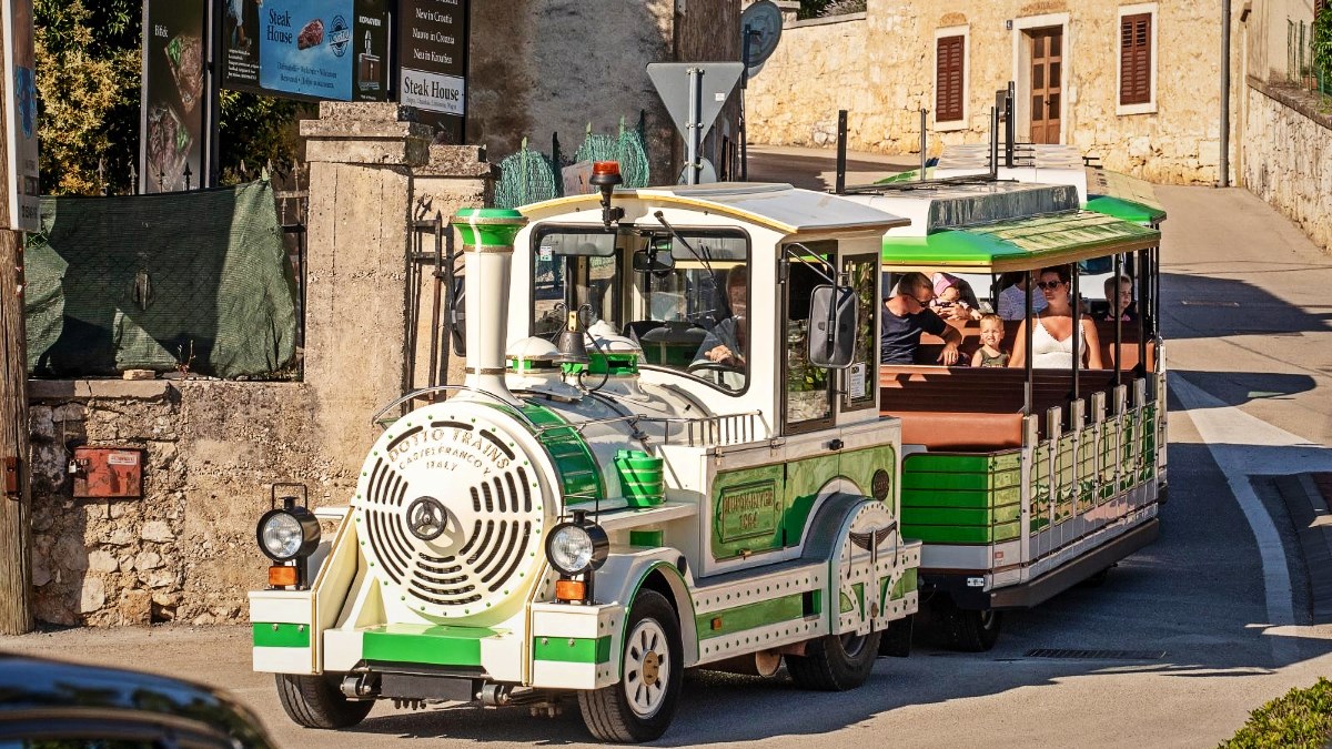 Njemica ispala iz turističkog vlakića na Cresu i teško se ozlijedila