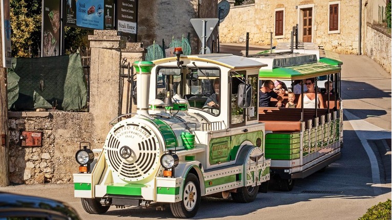 Njemica ispala iz turističkog vlakića na Cresu i teško se ozlijedila