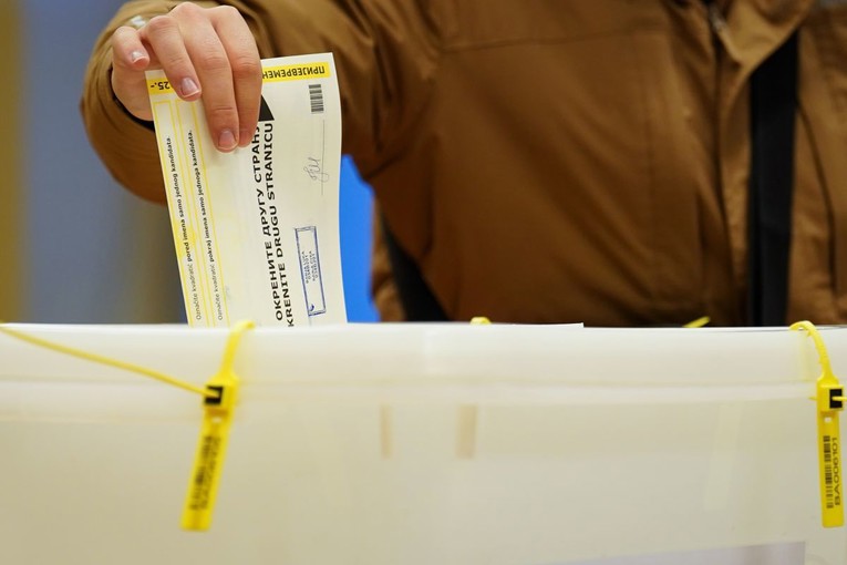 Krenula predizborna kampanja u BiH. U RS-u dijelili novac umirovljenicima i djeci