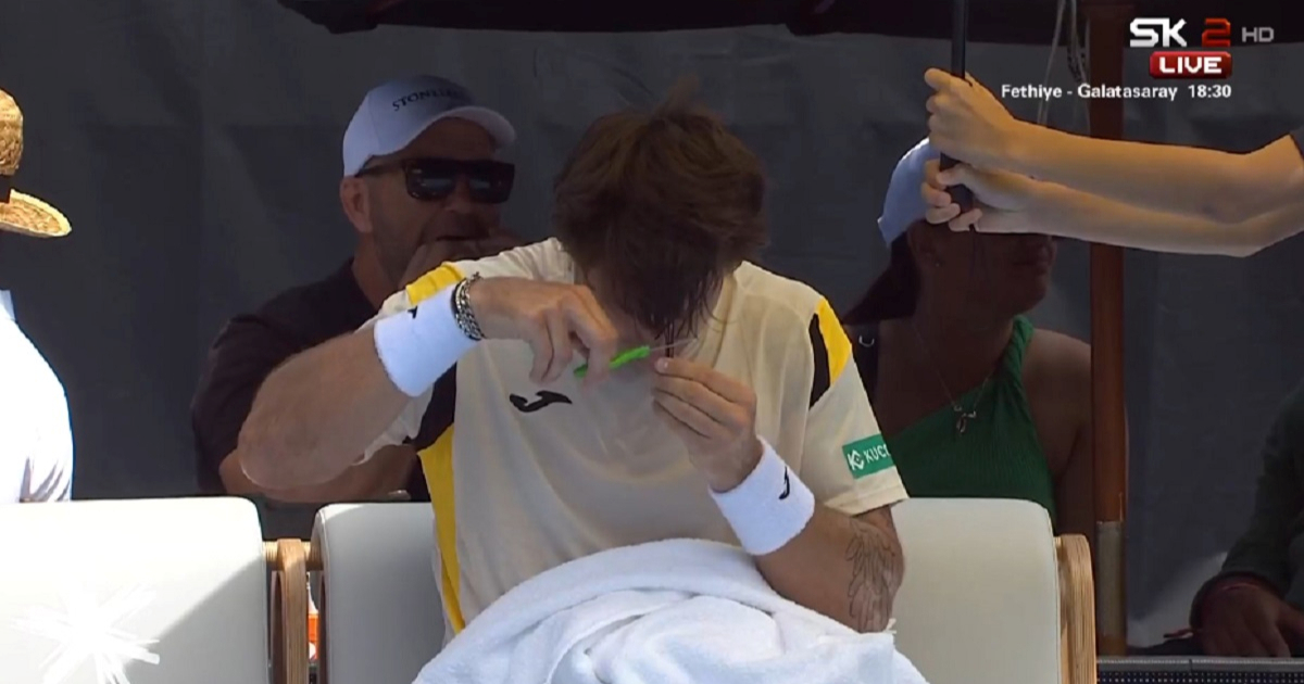 Bio je pronađen u lokvi krvi i bizarno je predao meč. Sad se šišao između gemova