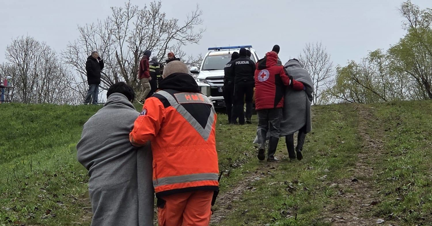 Spasilačka akcija kod Babine Grede, deseci ljudi zapeli na Savi. "Možda ima mrtvih"