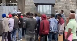 Mladi Etiopljani u redovima pred ruskom ambasadom, navodno žele ratovati u Ukrajini