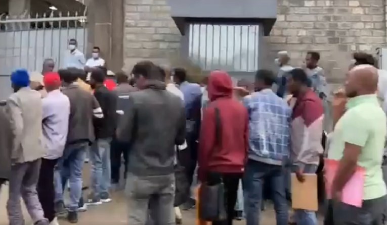 Mladi Etiopljani u redovima pred ruskom ambasadom, navodno žele ratovati u Ukrajini