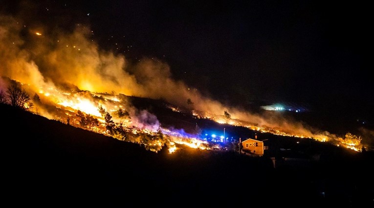 Olujna bura opet razbuktala požar kod Omiša, na terenu 100 vatrogasaca: "Borimo se"
