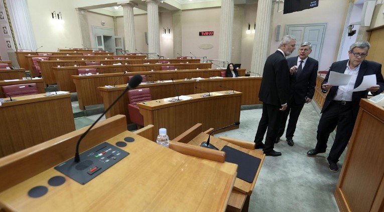 Sabor izmijenio poslovnik, evo koliko ih smije biti u sabornici dok traje koronavirus