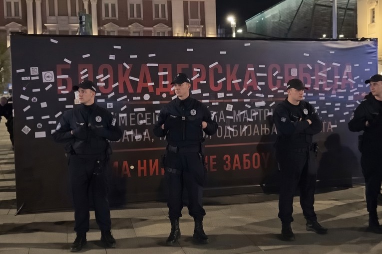 VIDEO Interventna u Beogradu okružila "Vučićev muzej blokadera", brani ga od studenata