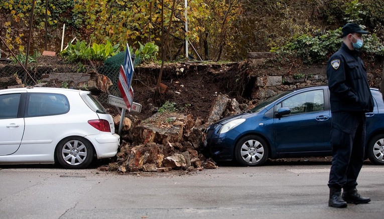 VIDEO Zid se srušio na parkirane aute u Rijeci