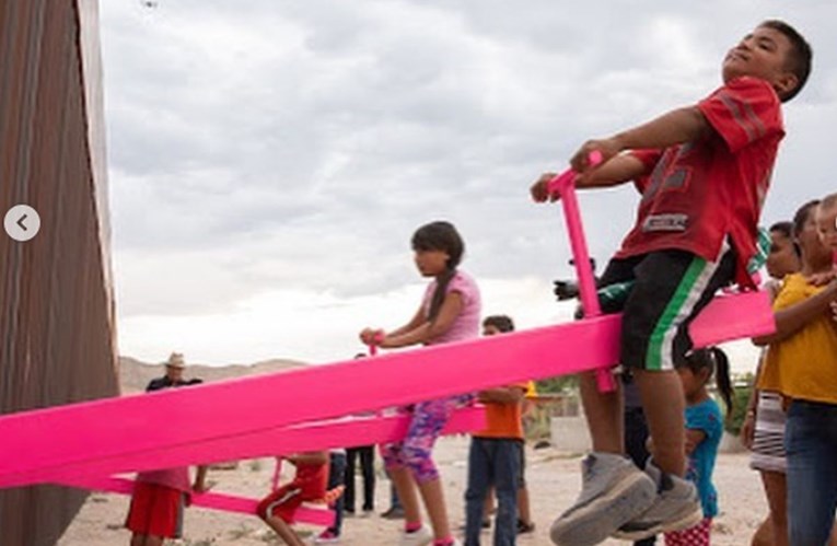 Iako ih doslovno razdvaja zid, djeca iz SAD-a i Meksika igraju se zajedno
