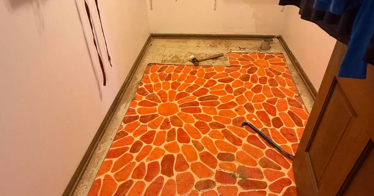 Renovirali su kuću pa pronašli neobične pločice ispod poda, ljudi su oduševljeni