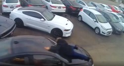 VIDEO Došao kao kupac u salon, a na kraju ukrao BMW s prodavačem na haubi