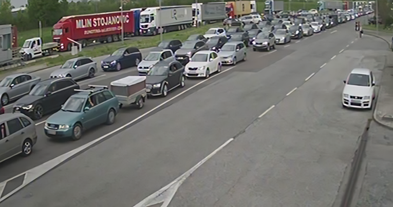 Kolone na granici s BiH, čeka se satima na ulazak u Hrvatsku