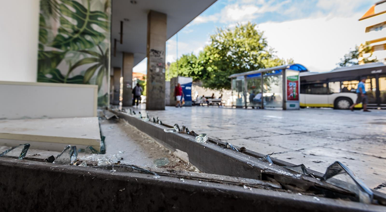 24 mlada turista ozlijeđena ispred noćnog kluba u Splitu. Najteže mladić i djevojka
