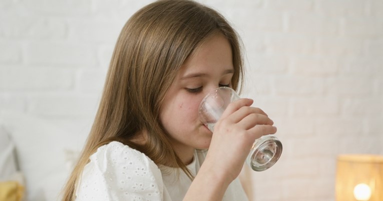 Pedijatri otkrili koliko vode bi djeca trebala piti s obzirom na dob
