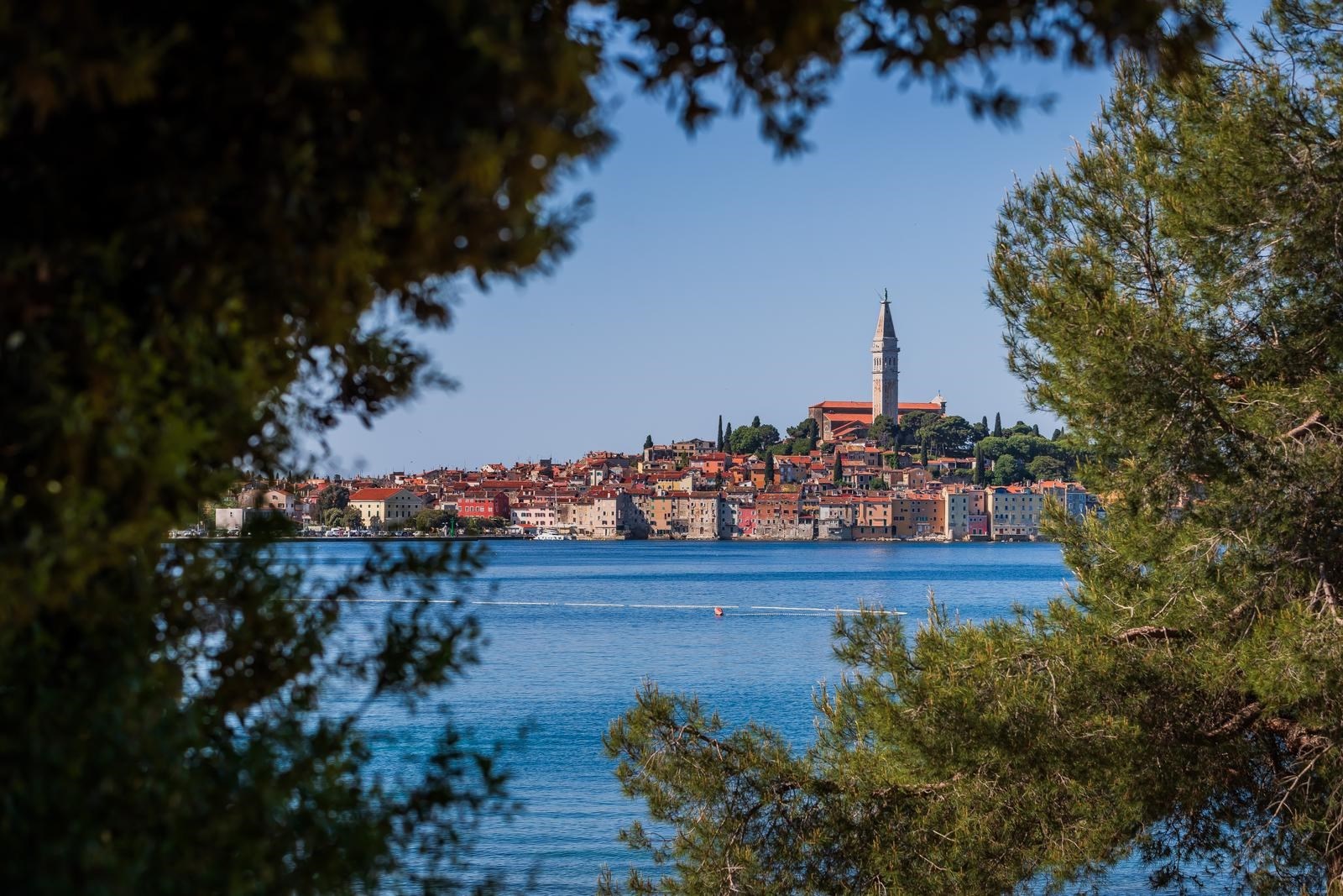 Promjenjivo vrijeme uz povremene pljuskove, u srijedu obilna kiša na Jadranu