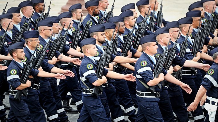Pismo francuskih vojnika i bivših generala: Kritično je, zemlji prijeti građanski rat