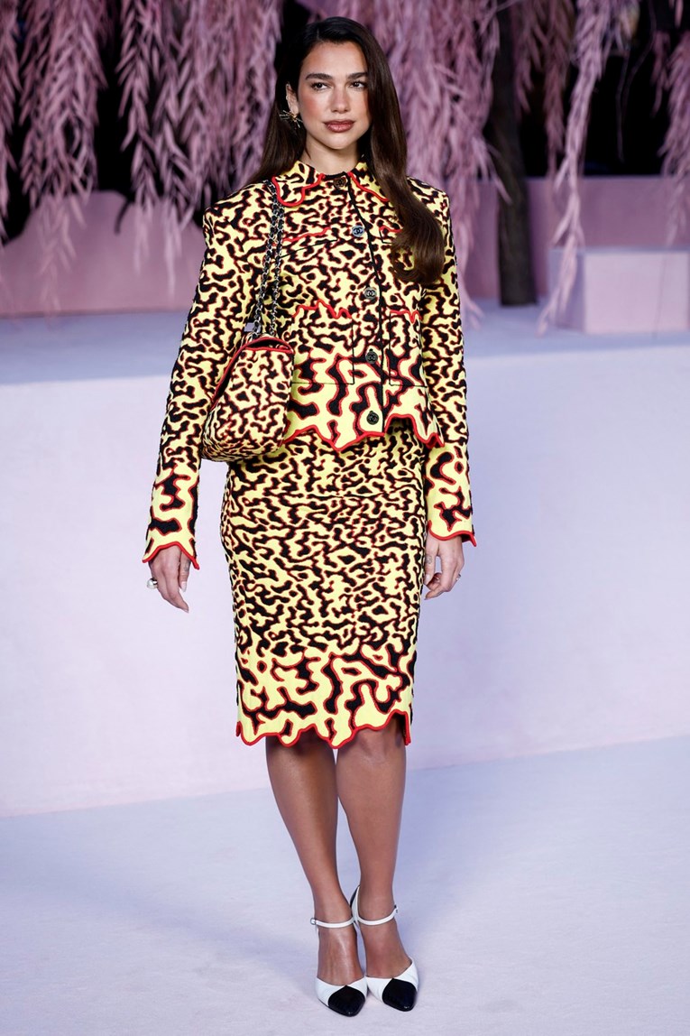 Dua Lipa dominirala Chanel revijom u jarko žutom izdanju