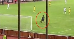 VIDEO Huligan utrčao u teren i potukao se s golmanom. Iznijeli ga zaštitari