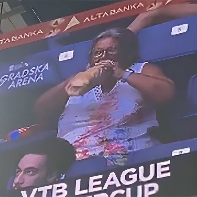 Hit snimka iz Beograda. Gospođa gledala Zvezdu i na tribinama napravila sendvič