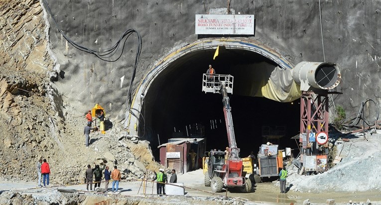Radnici u Indiji skoro 200 sati zatočeni u tunelu. Nije pomogla ni ogromna bušilica