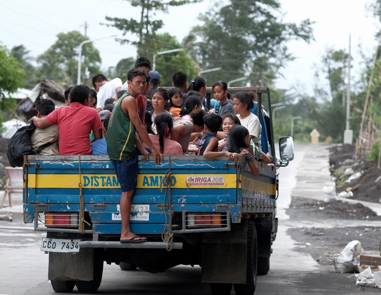 Zbog snažnog tajfuna na Filipinima evakuirano 100.000 ljudi