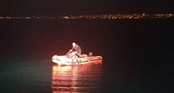 FOTO Muškarac skočio s trajekta u more, kilometar od Brača. Izvukli su ga