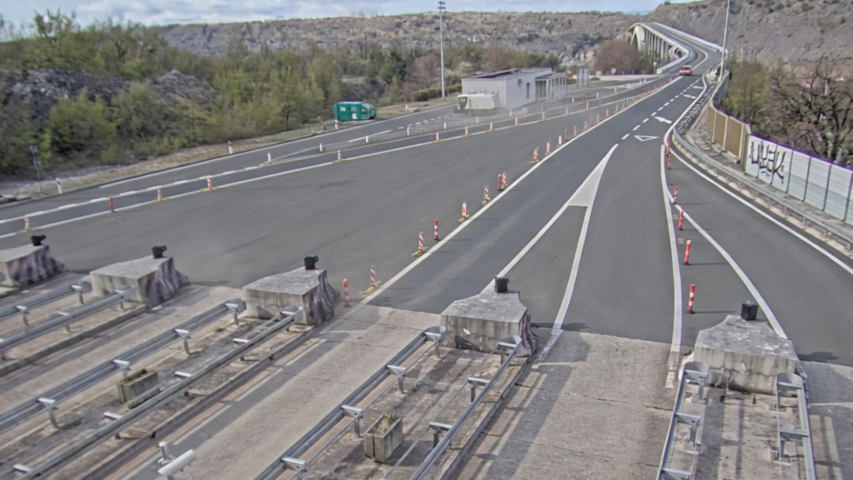 Orkanska bura na Kvarneru, vjetar ruši objekte. Na Krčkom mostu udar od 162 km/h