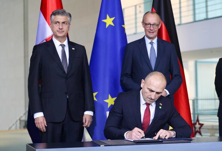 Hrvatska kupuje 44 moćna Leoparda, Anušić potpisao. "Napuštamo istočnu tehnologiju"