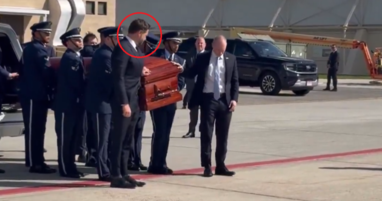 VIDEO Vance držao ruku na Kirkovom lijesu dok su ga vojnici ukrcavali u avion