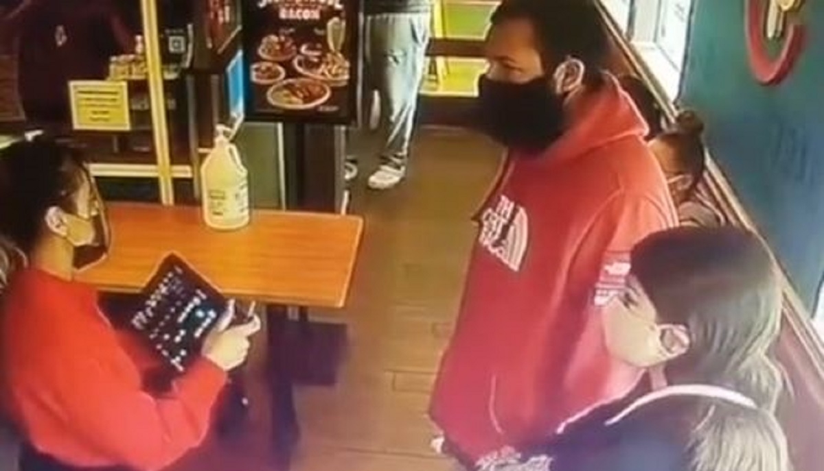 Video konobarice postao hit jer nije shvatila kome je rekla da mora čekati pola sata