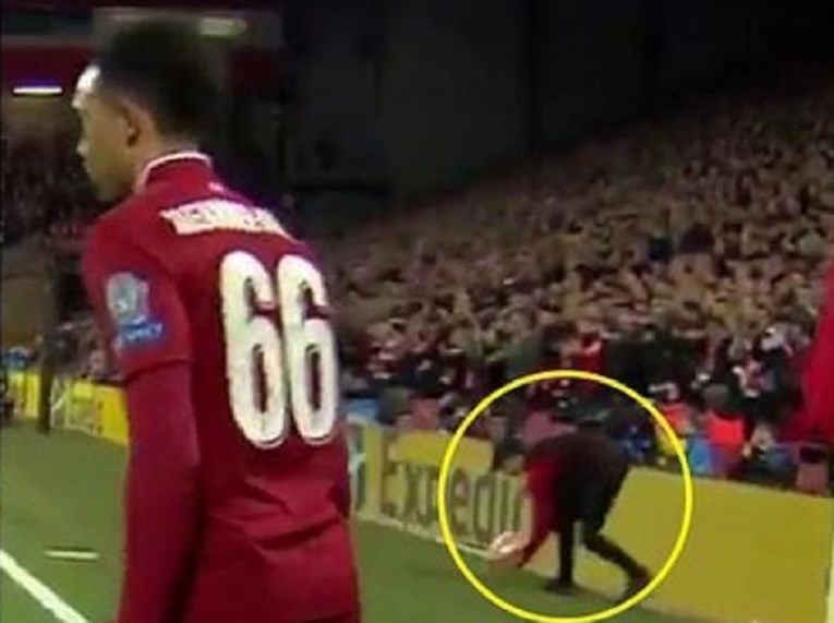 Ima samo 14 godina, on je Liverpoolov junak protiv Barce i opet je priča dana