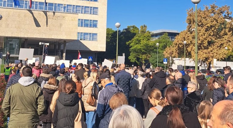 VIDEO Ispred zagrebačke Gradske uprave traje prosvjed protiv zdravstvenog odgoja