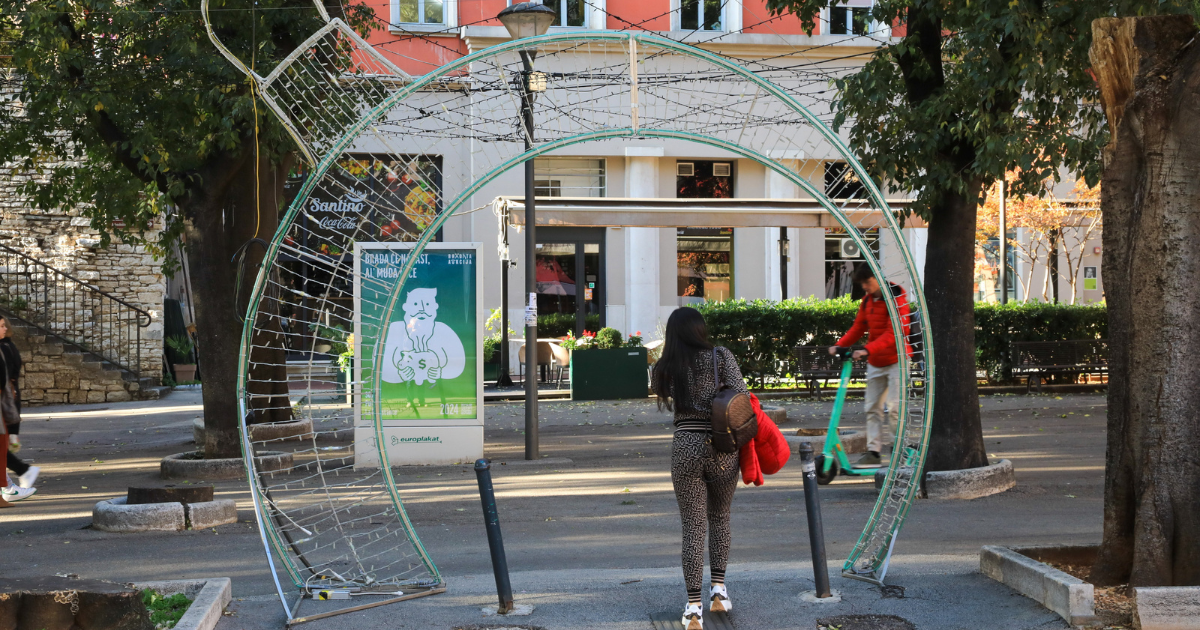 Pula se polako priprema za Advent, postavljaju se lampice i božićne dekoracije